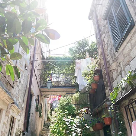 Old Town Moskar Apartment With Balcony