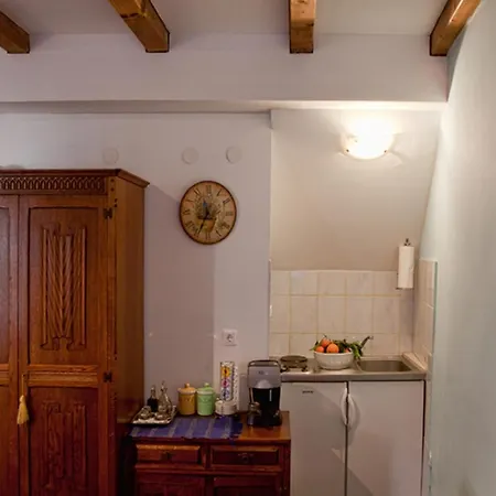 شقة Old Town Moskar Apartment With Balcony